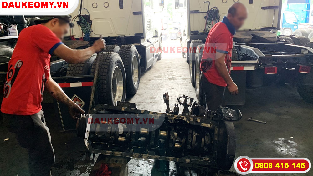 2 người thợ đang xử lý